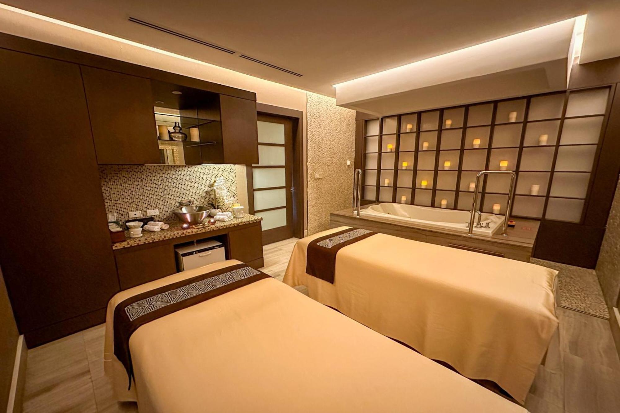 Sheraton Grand Panama Exterior photo A treatment room at the spa